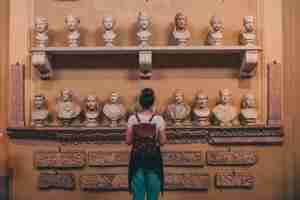 Foto gratuita statue di donna che guardano