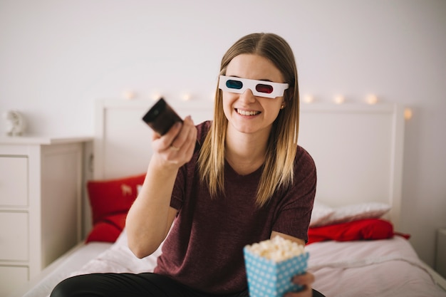 ベッドでテレビを見ている女性