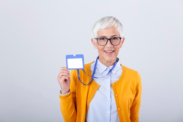 Foto gratuita la donna indossa il supporto per mockup del badge identificativo verticale vuoto isolato etichetta con il nome sul collo e sul petto etichetta di identità della persona donne in uniforme della camicia con mock up della carta d'identità vuota design del cordino di bussinesswoman