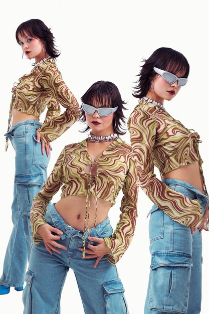 2000年代のファッションを着た女性