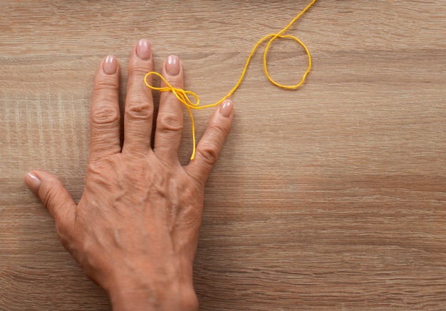 無料写真 思い出させるために指に紐をつけている女性