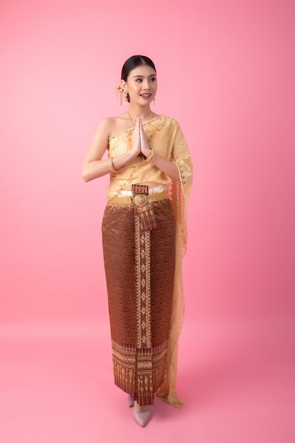 Free photo a woman wearing an ancient thai dress