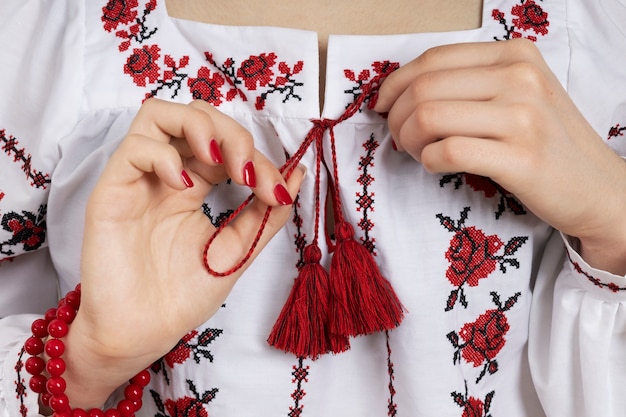 美しい刺繍のシャツを着ている女性