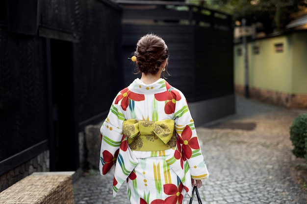 Бесплатное фото Женщина в красивых японских кимоно и оби
