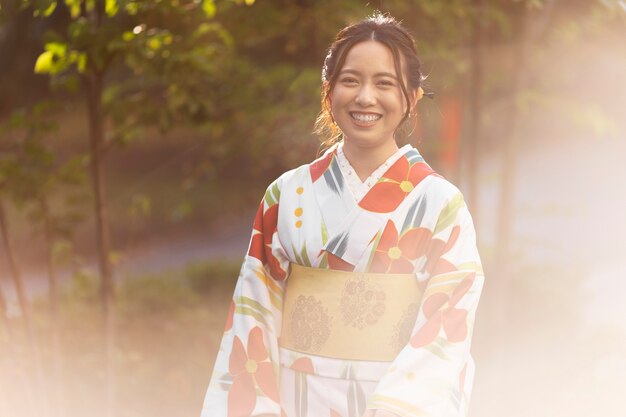 Женщина в красивых японских кимоно и оби