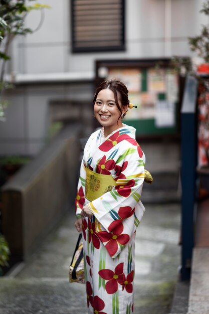 Женщина в красивых японских кимоно и оби