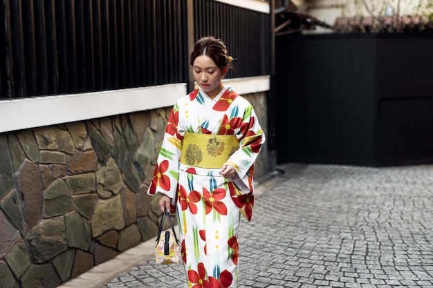 Foto gratuita donna che indossa bellissimi kimono giapponesi e obi