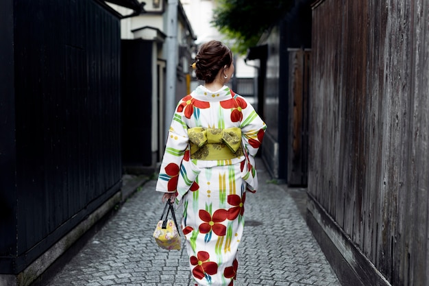 Foto gratuita donna che indossa bellissimi kimono giapponesi e obi