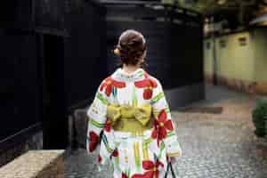 Foto gratuita donna che indossa bellissimi kimono giapponesi e obi
