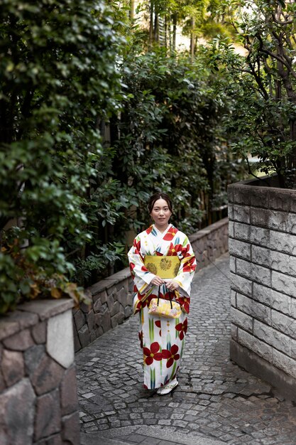 美しい日本の着物と帯を着ている女性