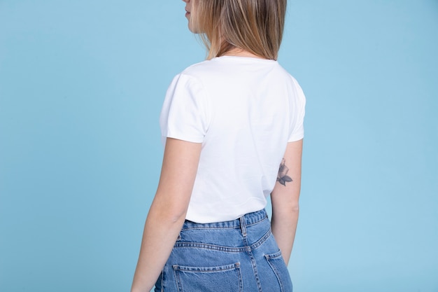 Foto gratuita donna che indossa una camicia bianca con sfondo blu