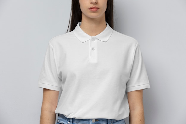 Free photo woman wearing blank shirt