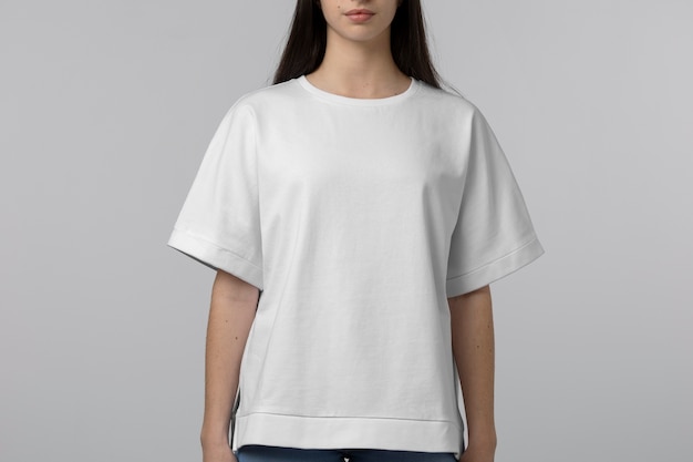 Free photo woman wearing blank shirt