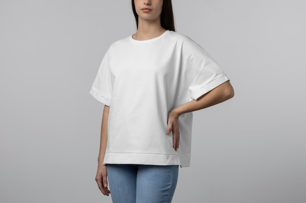 空白のシャツを着ている女性