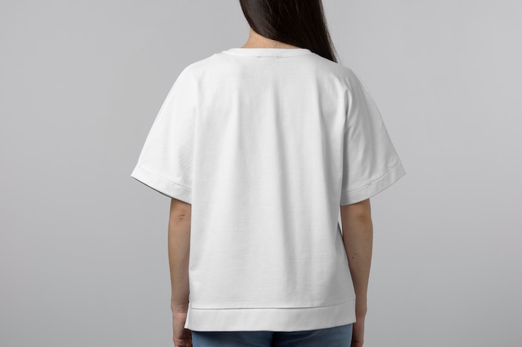 無料Photo 空白のシャツを着ている女性
