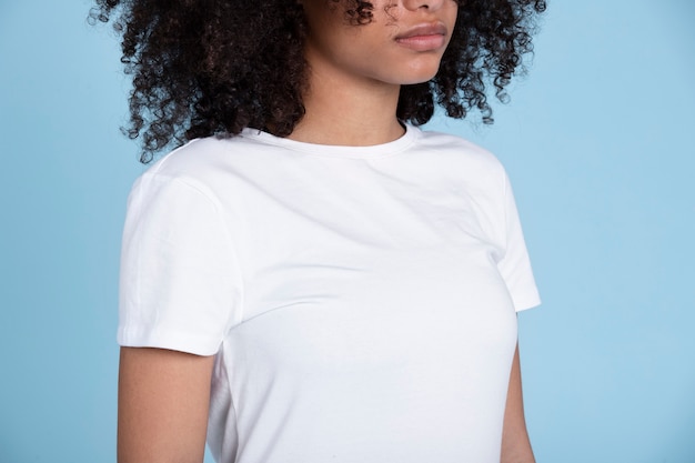 Free photo woman wearing blank white shirt