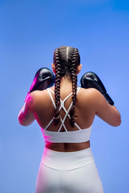 ボクシンググローブを着用した女性ミディアムショット