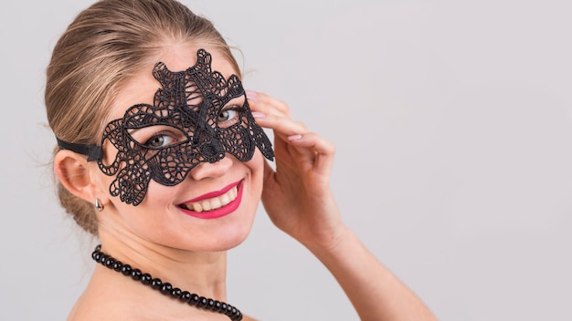 Free photo woman wearing carnival mask