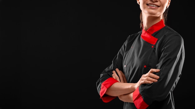 Бесплатное фото Женщина в костюме шеф-повара