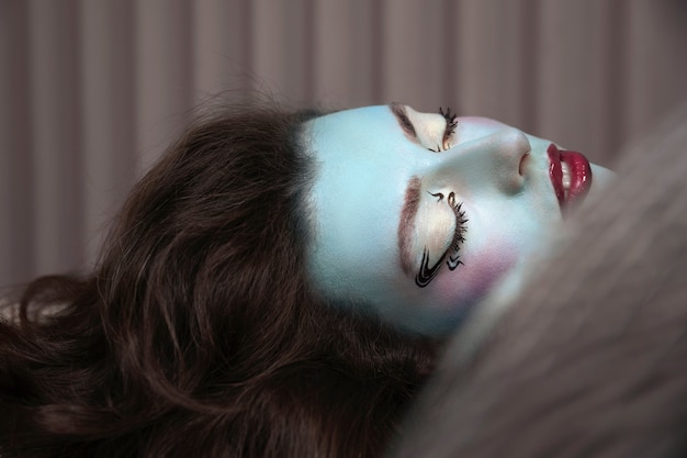 Free photo woman wearing colouring makeup