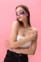 Foto gratuita donna che indossa bende sull'occhio colpo medio