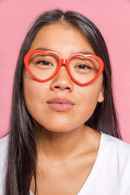 Free photo woman wearing glasses and looking at camera