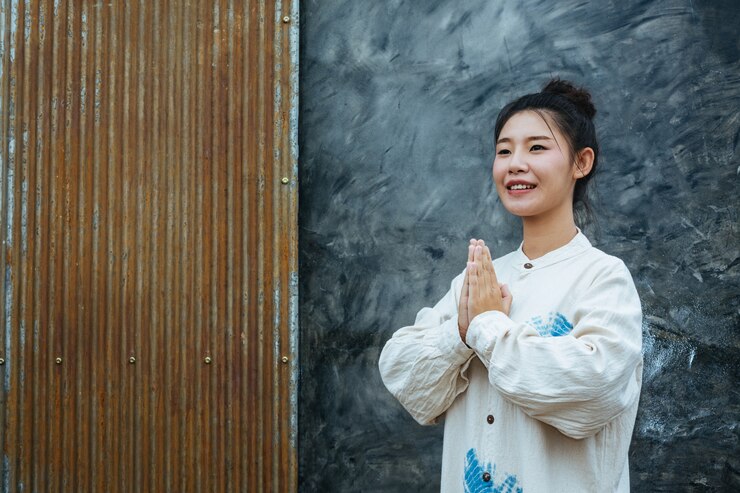 免費 Photo 戴眼鏡的女人代表著灰色水泥和紅色<unk>.