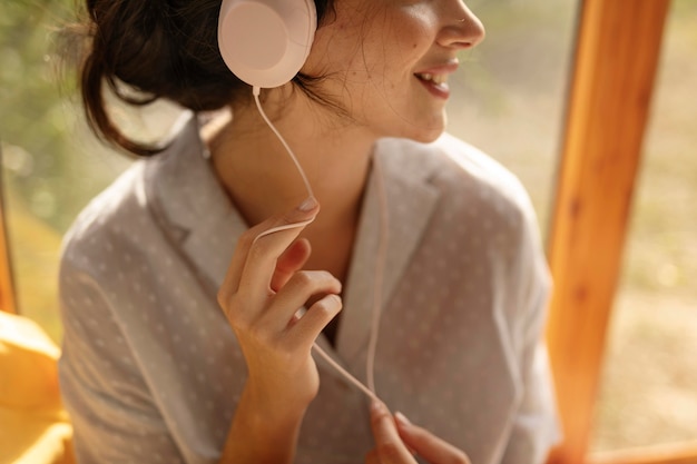ヘッドホンをつけている女性がクローズアップ