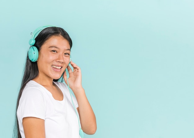 Free photo woman wearing headphones and smiling