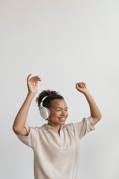 Free photo woman wearing headphones