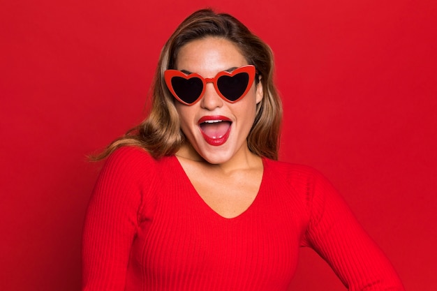 Free photo woman wearing heart shaped glasses