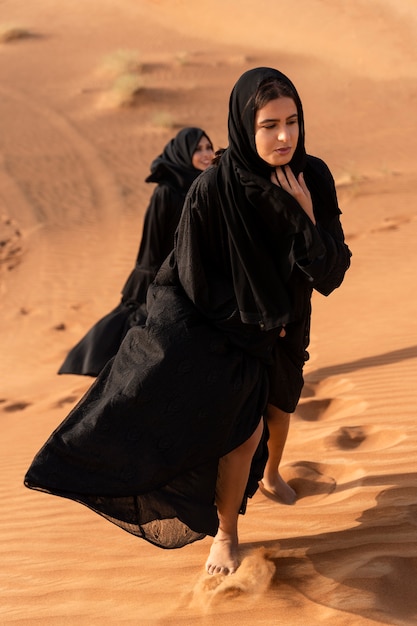 Женщина в хиджабе в пустыне