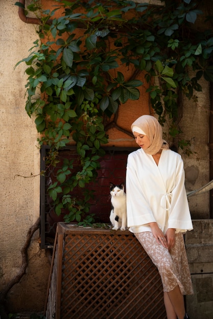 Foto gratuita donna che indossa il colpo pieno dell'hijab