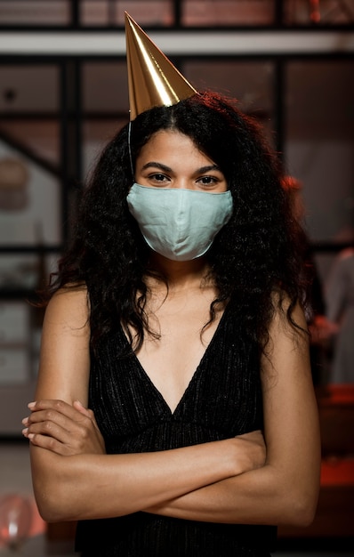 Free photo woman wearing a medical mask on new year's eve party