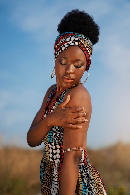 건조한 환경에서 원주민 아프리카 옷을 입은 여자