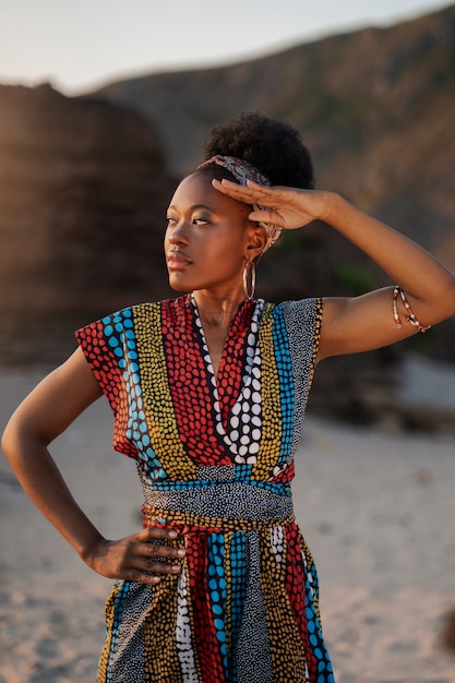 無料写真 ビーチでアフリカ原産の服を着た女性