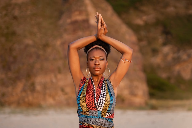 Бесплатное фото Женщина в местной африканской одежде на пляже
