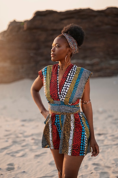 Foto gratuita donna che indossa abiti africani nativi in spiaggia