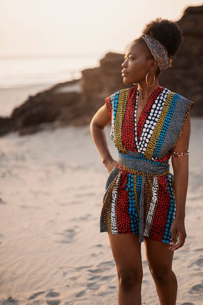 ビーチでアフリカ原産の服を着た女性