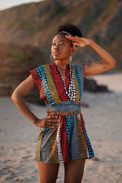 Foto gratuita donna che indossa abiti africani nativi in spiaggia