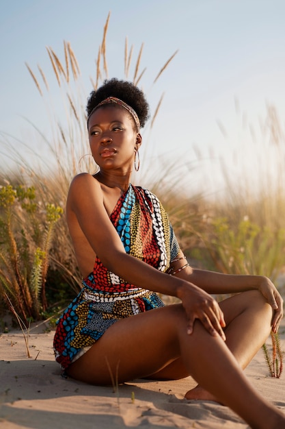 Бесплатное фото Женщина в местной африканской одежде в засушливой среде