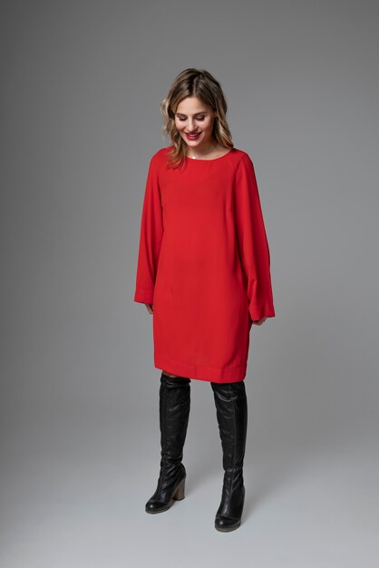 赤いドレスを着た女性のフルショット