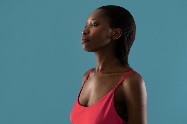 Foto gratuita vista laterale del vestito rosso da portare della donna