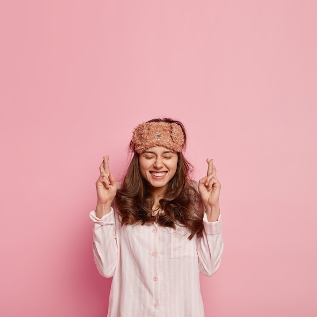 Free photo woman wearing sleep mask and pajamas