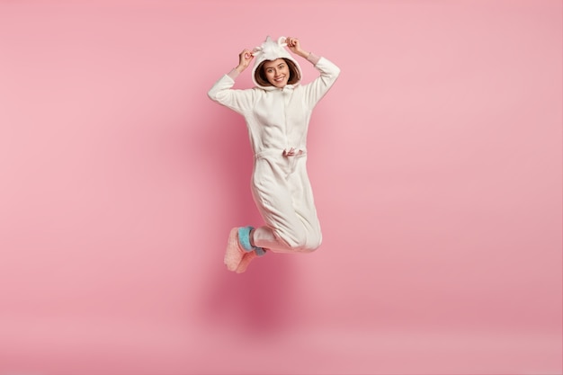 Free photo woman wearing sleep mask and pajamas