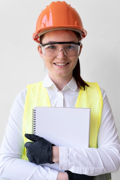 Foto gratuita donna che indossa uno speciale equipaggiamento protettivo industriale