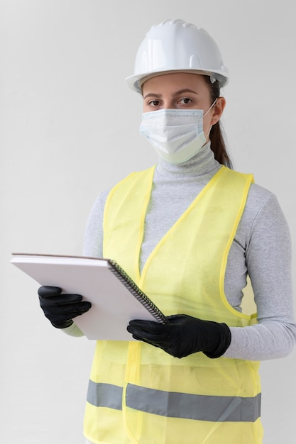 Foto gratuita donna che indossa uno speciale equipaggiamento protettivo industriale
