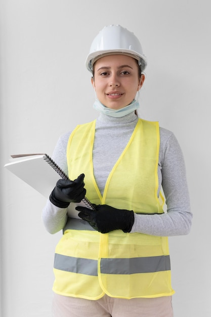 특수 산업 보호 장비를 착용하는 여자