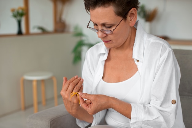 Free photo woman wearing a string on finger for reminder