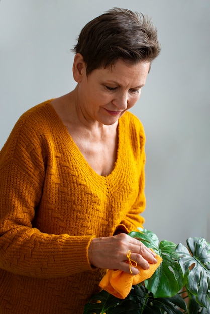 Foto gratuita donna che indossa una corda al dito per ricordare